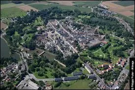 Voici Le Quesnoy vu(e) du ciel. Ville fortifiée par Vauban, dans l'arrondissement d'Avesnes-sur-Helpe, elle se situe en région ...