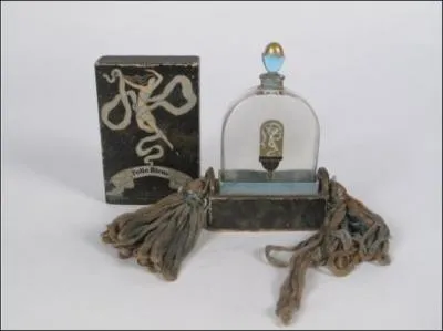 Le diable s'habille en rouge selon Prada, mais se ---- en folie bleue de Godet ?