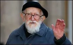 « Aucune guerre n'est jamais ----. Elles ne sont même jamais ----. Le champ de bataille ne fait que ---- à l'homme sa folie et son désespoir. »