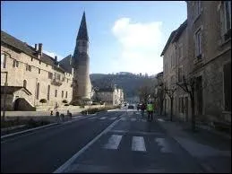 Nous sommes dans le centre de Crémieu, commune Iséroise située en région ...