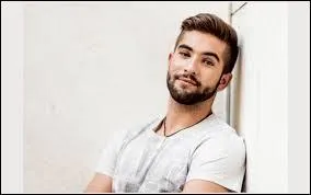 Dans laquelle de ses chansons se dit-il trop lâche pour dire adieu à sa petite amie en face ?