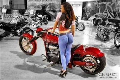 Cette femme porte un pantalon en jean !