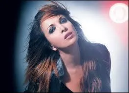 Comment s'appelle cette chanteuse ? (Chanson : L'amour est un soleil.)