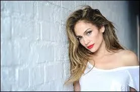 Comment s'appelle cette chanteuse ? (Chanson : On the Floor.)