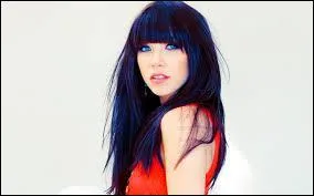 Comment s'appelle cette chanteuse ? (Chanson : Call Me May be.)