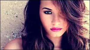 Comment s'appelle cette chanteuse ? (Chanson : Neon Lights.)