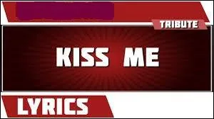 Claude Dhotel signe en 1972, son premier gros succès, "Kiss me", qui devient numéro un. Sous quel pseudonyme interprétait-il ses chansons ?