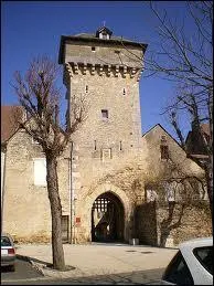Cette balade se termine à Villeneuve. Commune Aveyronnaise, elle se situe en région ...