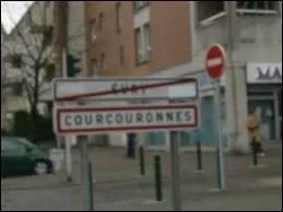 Nous entrons dans la ville Essonnienne de Courcourronnes. Nous sommes en région ...