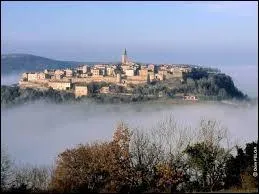 Émergeant du brouillard, vous avez le village Tarnais de Puycelci. Il se situe en région ...