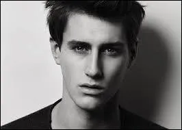 Qui est ce chanteur ?
Titre de chanson : "Je reviens."