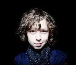 Qui est ce chanteur ?
Titre de chanson : "Le même que moi."