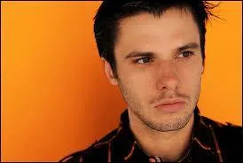 Qui est ce chanteur ?
Titre de chanson : "Changement."