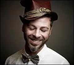 Qui est ce chanteur ?
Titre de chanson : "Ça fait mal."