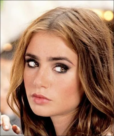 Sa vraie couleur de cheveux est :