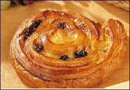 Il se présente en une tendre spirale abritant la crème pâtissière.