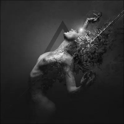 Déesse de la mémoire, elle coucha avec Zeus pendant neuf nuits puis donna naissance à neuf filles qu'on appela "les Muses". Qui est-elle ?   