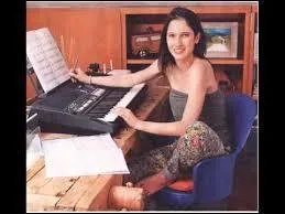 Dans la saison 3, de qui est-elle amoureuse ?