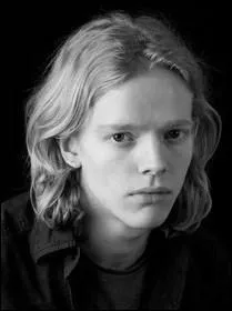 Quel est le métier du père du personnage interprété par Hugh Mitchell ?