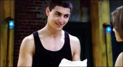 De qui ce garçon est-il amoureux depuis le début ?