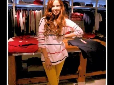 Dans la série, elle sort avec...