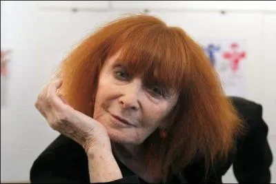 Sa coupe de cheveux rousse est sa marque de fabrique, ça devrait être suffisant pour que vous la reconnaissiez.