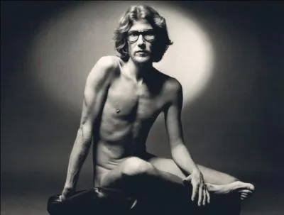 Il est né à Oran, il a débuté chez Dior, mais a vite monté sa propre entreprise qui porte son nom, avec Pierre Bergé, qui ne le quittera plus jusqu'à sa mort.