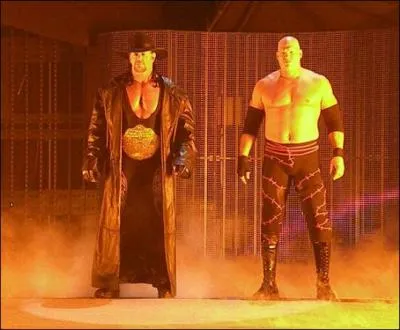 Qu'y a-t-il sous le ring lorsque Undertaker et Kane amènent quelqu'un ?