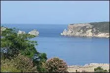 Où Hermès a-t-il caché le troupeau volé à Apollon ?