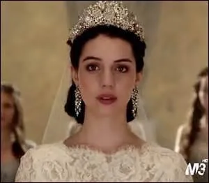 Avec qui Mary est-elle fiancée ?