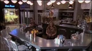 Ce magasin de vêtements a été reconstruit. Qu'y avait-il avant sa destruction ?