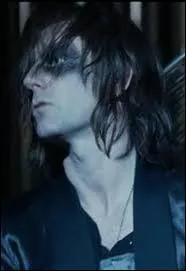 Comment le bassiste des Bizarr' Sisters s'appelle-t-il ?