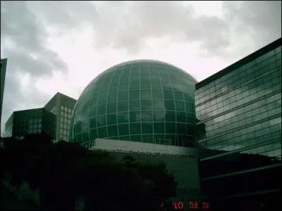 Comment s'appelait ce multiplex cinématographique situé à la Défense et qui ferma ses portes début 2001 ?