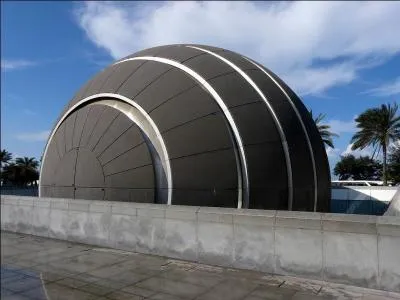 Cette géode un peu particulière incarne le soleil sortant de la Méditerranée. Où la trouverez-vous ?