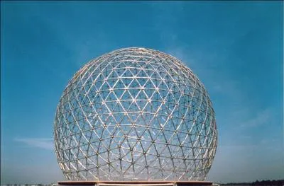 Qui est à l'origine de cette sphère composée de milliers de triangles d'acier qui réfléchissent la lumière ?