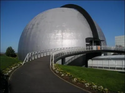 Où trouve-t-on le Solido 3D, avec son écran géant de 900m2 et ses 24m de diamètre ?