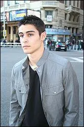 Qui est ce bel homme, qui part dès la fin de la saison 1 en Espagne ?