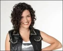 Qui est cette jolie femme, qui est aussi le toutou de Ludmila en saison 1 ?