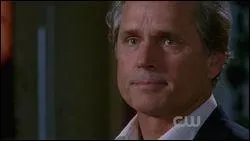 Le père de Julian Baker se nomme Paul Norris. Il est très célèbre dans la série "Les frères Scott". Que fait-il comme métier ?