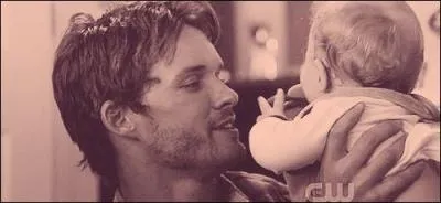 Dans la saison 9, que fait Julian Baker à son fils Davis ?