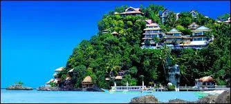 La capitale est Manille mais la ville la plus peuplée est Quezon City. De quel pays parle-t-on ?