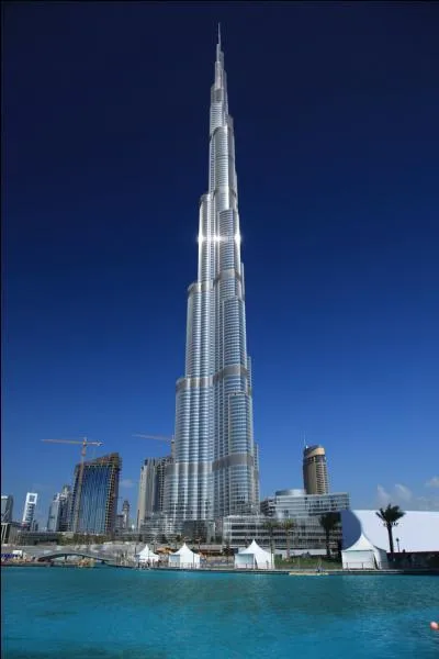 Les Émirats arabes unis ont pour capitale Abou Dabi mais la plus grande ville est Dubaï. Où se trouve la tour Burj Khalifa ?