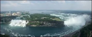 A la frontière du Canada et des États-Unis se trouvent les chutes du Niagara : celles du côté canadien et celles du côté américain. Seules les chutes canadiennes ont déjà gelé, les autres jamais.