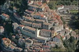 Ce quizz se termine dans les airs. Nous survolons le village de Viggianello. D'après-vous, nous sommes dans le ciel de la région ...