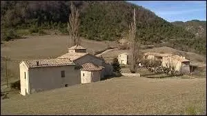 Nous partons à Rochefourchat. Comptant un seul habitant, ce petit village rhônalpin se situe dans le département ...
