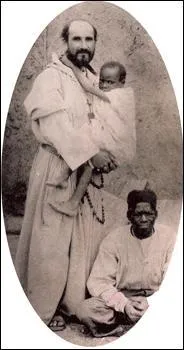 Qui est cet homme né à Strasbourg en 1858, qui sera officier de l'armée française, explorateur, religieux puis ermite dans le Sahara, où il décèdera en 1916 ?