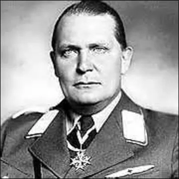 Aviateur allemand, né à Rosenheim en janvier 1893, j'enregistre 22 victoires. Tristement connu pour être un des bras droits d'Hitler, j'occupe entre autres les postes de ministre de l'Air et ministre de l'Économie. Condamné à mort au procès de Nuremberg en octobre 1946 pour complots, crimes contre la paix, crimes de guerre et crimes contre l'humanité, je préfère me suicider. Je suis :