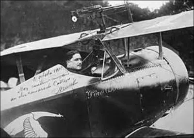 Neuvième as français de la Grande Guerre, je vois le jour à Eix-Abaucourt (Meuse) en janvier 1894. Surnommé "le Père", "l'Inimitable" ou encore "l'Increvable", on me reconnaît facilement grâce à ma canne qui ne me quitte jamais. Faisant partie comme Georges Guynemer du groupe des Cigognes, je suis l'auteur de 24 victoires. Abattu au-dessus de Reims le 25 mai 1917, je suis ?