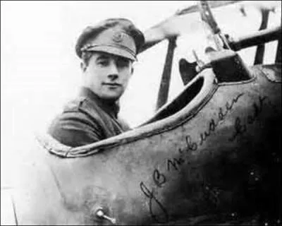 As anglais, je nais à Gilligham en mars 1895. Détenteur de 57 victoires, je meurs le 09 juillet 1918. Ce jour-là, rejoignant ma nouvelle affectation sous un temps et un vent très mauvais, je me trompe de piste et atterris à Auxi-le-Château (Pas-de-Calais). Voyant mon erreur je redécolle, mais une panne technique survient alors et m'envoie dans le décor, mais qui suis-je ?