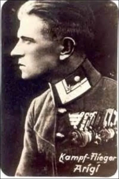 Aviateur austro-hongrois, je nais à Decin (République tchèque) en octobre 1895. Comptabilisant 32 victoires, je combats principalement sur le front serbe et albanais, avant de terminer la guerre sur celui de l'Italie. Devenu instructeur après-guerre pour la Lufwaffe, je m'éteins à Attersee (Autriche) le 1er août 1981. Je me nomme :